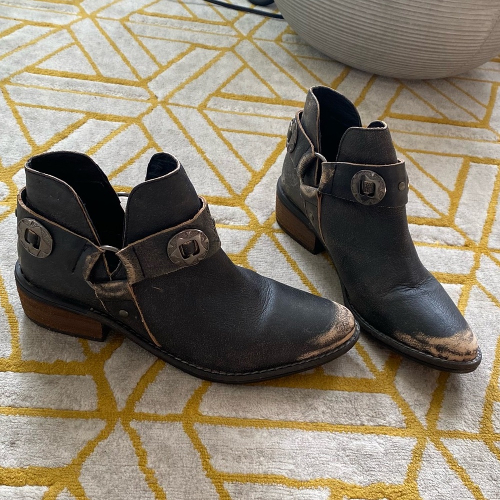 Vintage 7 Western Distressed Leather Ankle Boot